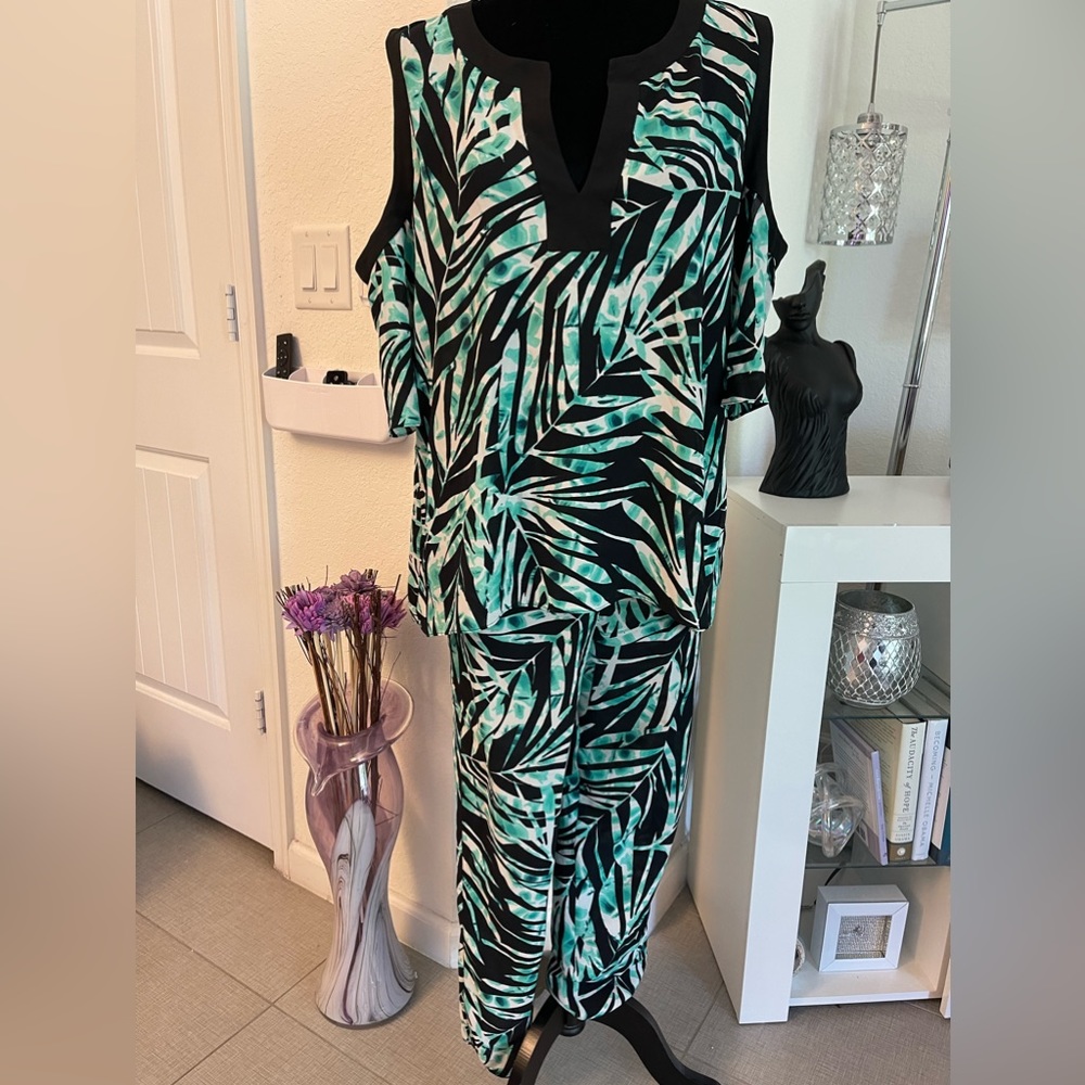 BCBG Max Azria 2-Piece Top size L Pant size M in green and black